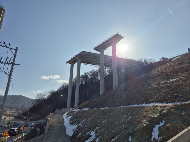 25일 오전 9시 50분쯤 충남 천안 서북구 입장면의 고속도로 공사현장에서 붕괴 사고가 발생해서 소방당국이 대응 2단계를 발령했다. 사진은 이날 사고현장 모습. (독자제공. 재판매 및 DB금지) 2025.2.25/뉴스1 ⓒ News1 이시우 기자