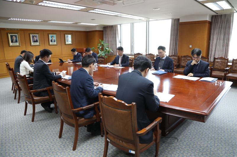 금융감독원이 25일 한국은행의 기준금리 인하 직후 서울 여의도 본원에서 금융상황 점검회의를 개최했다. 금융감독원 제공