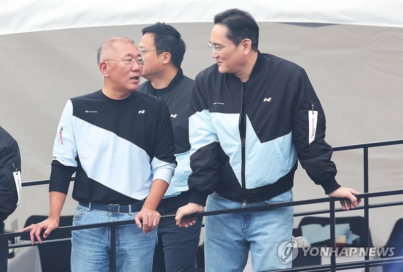 대화하는 정의선-이재용 (출처=연합뉴스)