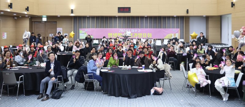 지난해 마포구 평생학습 성과발표회에서 참석자들과 기념촬영을 하는 박강수 마포구청장.(마포구청 제공)