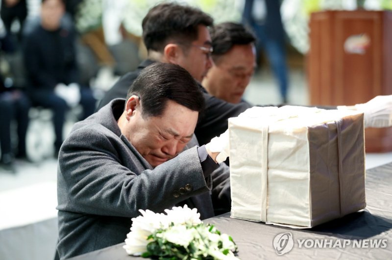눈물 흘리는 제주4·3 희생자 김희숙씨 아들 광익씨. (출처=연합뉴스)