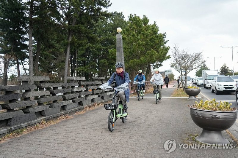 전기자전거로 출근하는 오영훈 제주지사 (출처=연합뉴스)