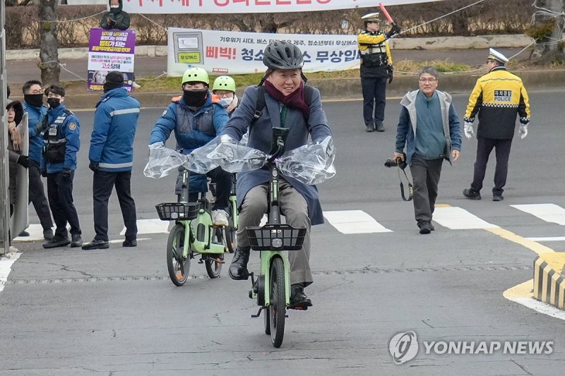 전기자전거로 출근하는 오영훈 제주지사 (출처=연합뉴스)