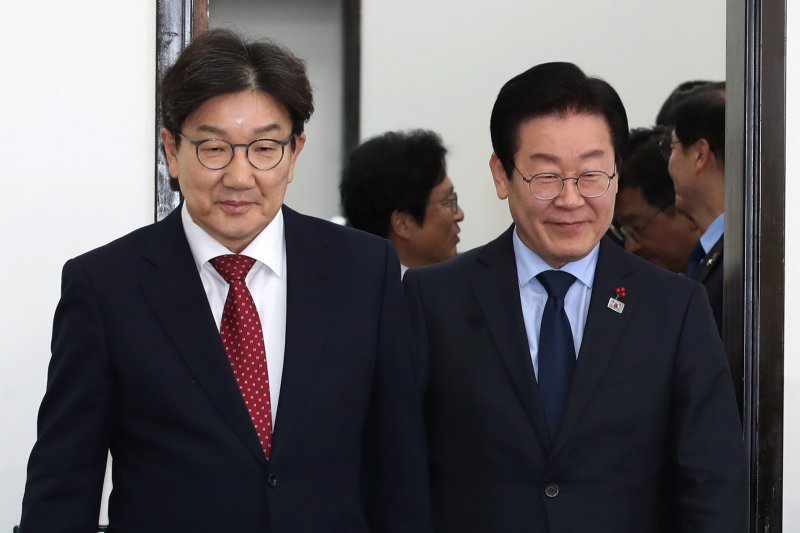 이재명 더불어민주당 대표와 권성동 국민의힘 원내대표 모습 /뉴스1 ⓒ News1 DB