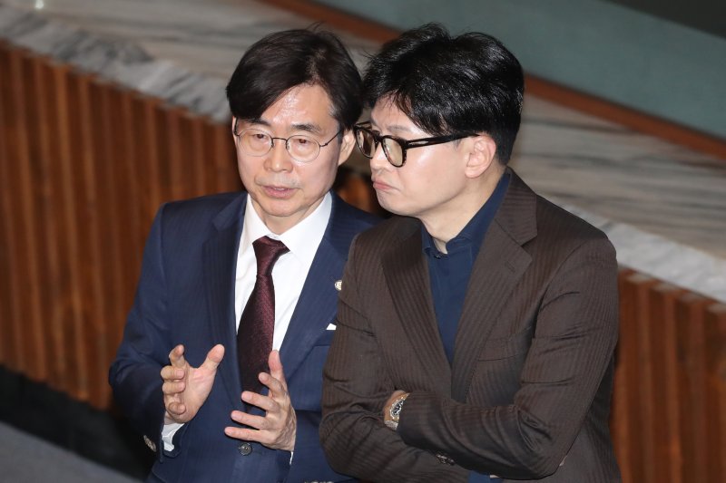윤석열 대통령이 비상계엄령을 선포한 가운데 한동훈 국민의힘 대표와 조경태 의원이 2024년 12월 4일 새벽 서울 여의도 국회 본회의장에서 대화하고 있다. .2024.12.4/뉴스1 ⓒ News1 이광호 기자