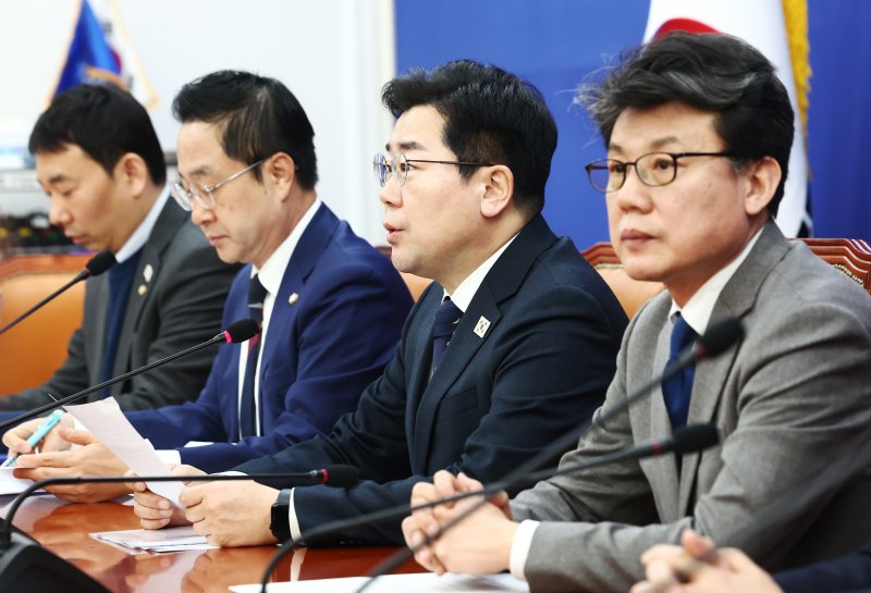 박찬대 더불어민주당 원내대표가 25일 오전 서울 여의도 국회에서 열린 원내대책회의에서 모두 발언을 하고 있다. 오른쪽부터 진성준 정책위의장, 박 원내대표, 박성준 원내수석부대표, 김용민 원내수석부대변인. 2025.2.25/뉴스1 ⓒ News1 김민지 기자