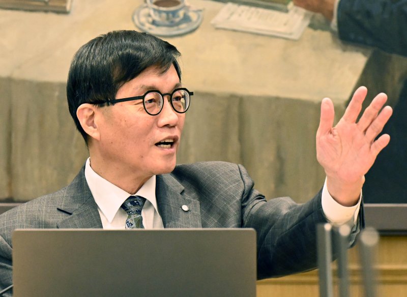 이창용 한국은행 총재가 25일 서울 중구 한국은행 본관에서 열린 금융통화위원회 본회의에서 배석한 국장들에게 대화하고 있다. 2025.2.25/뉴스1 ⓒ News1 사진공동취재단