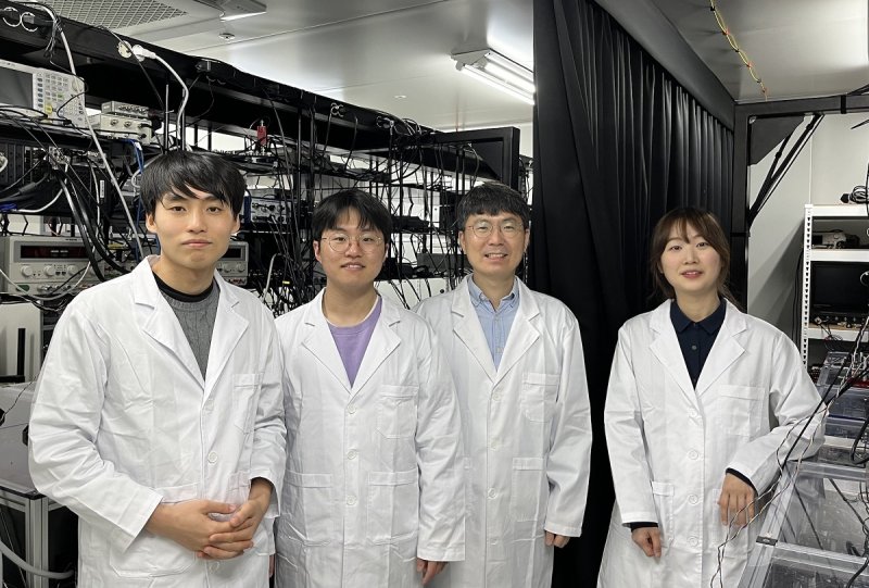 3차원 양자얽힘 구조 구현한 KAIST 연구팀 (출처=연합뉴스)