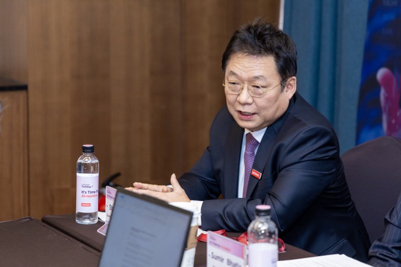 신규식 한국레노버 대표가 뉴스1과 인터뷰에서 발언하고 있다.