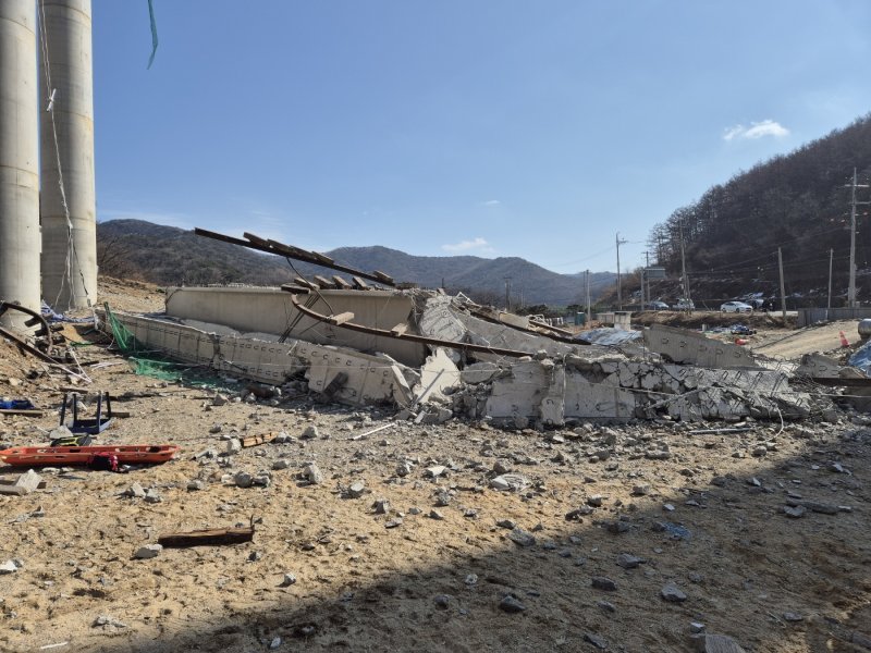 25일 오전 9시 49분 충남 천안시 서북구 입장면 도림리 인근 고속도로 공사 현장에서 교각 위 구조물이 붕괴한 것으로 추정되는 사고가 발생했다. 사진은 사고현장 모습. (경기도소방재난본부 제공. 재판매 및 DB 금지) 2025.2.25/뉴스1 ⓒ News1 김기현 기자