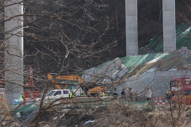 국토부, 세종-안성 고속도로 사고대책본부 구성 "추락자 구조중"