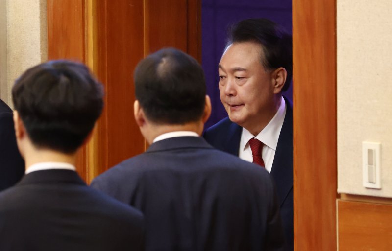 윤석열 대통령이 13일 서울 종로구 헌법재판소에서 열린 '윤석열 대통령 탄핵심판 8차 변론 기일'에 출석하고 있다. 2025.2.13/뉴스1 ⓒ News1 사진공동취재단