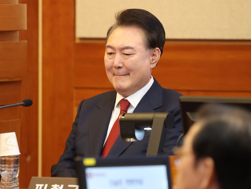 윤석열 대통령이 13일 서울 종로구 헌법재판소에서 열리는 탄핵심판 8차 변론에 출석하고 있다. 2025.2.13/뉴스1 ⓒ News1 사진공동취재단