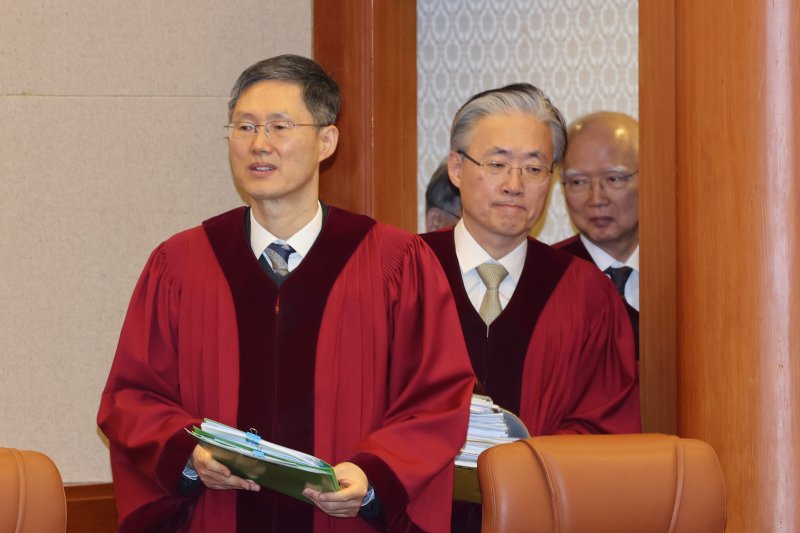문형배 헌법재판소장 권한대행이 24일 서울 종로구 헌법재판소에서 열린 이창수 서울중앙지검장, 조상원 중앙지검 4차장, 최재훈 중앙지검 반부패수사2부장 등 검사 3인에 대한 탄핵심판 2차 변론기일에 입장하고 있다. (공동취재) 2025.2.24/뉴스1 ⓒ News1 김명섭 기자