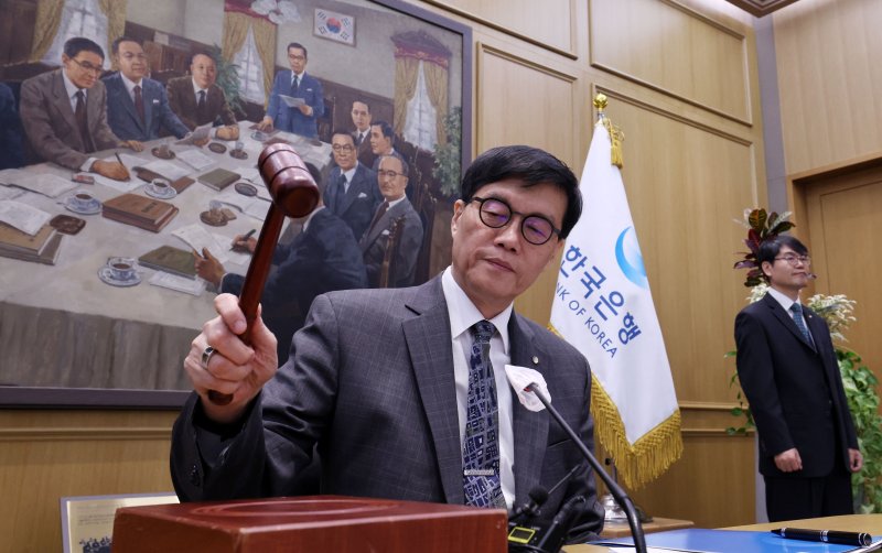 이창용 한국은행 총재가 25일 오전 서울 중구 한국은행 본관에서 열린 금융통화위원회 본회의에서 의사봉을 두드리고 있다. 2025.2.25/뉴스1 ⓒ News1 사진공동취재단