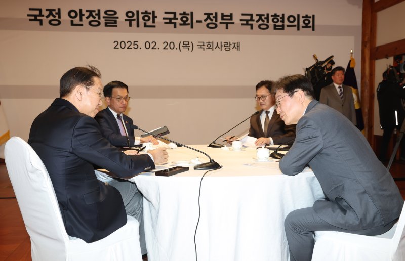 권영세 국민의힘 비상대책위원장과 이재명 더불어민주당 대표가 20일 오후 서울 여의도 국회 사랑재에서 열린 국정 안정을 위한 국회-정부 국정협의회 첫 회의에서 대화하고 있다. 왼쪽부터 권 비대위원장, 최상목 대통령 권한대행 부총리 겸 기획재정부 장관, 우원식 국회의장, 이 대표. 2025.2.20/뉴스1 ⓒ News1 국회사진취재단