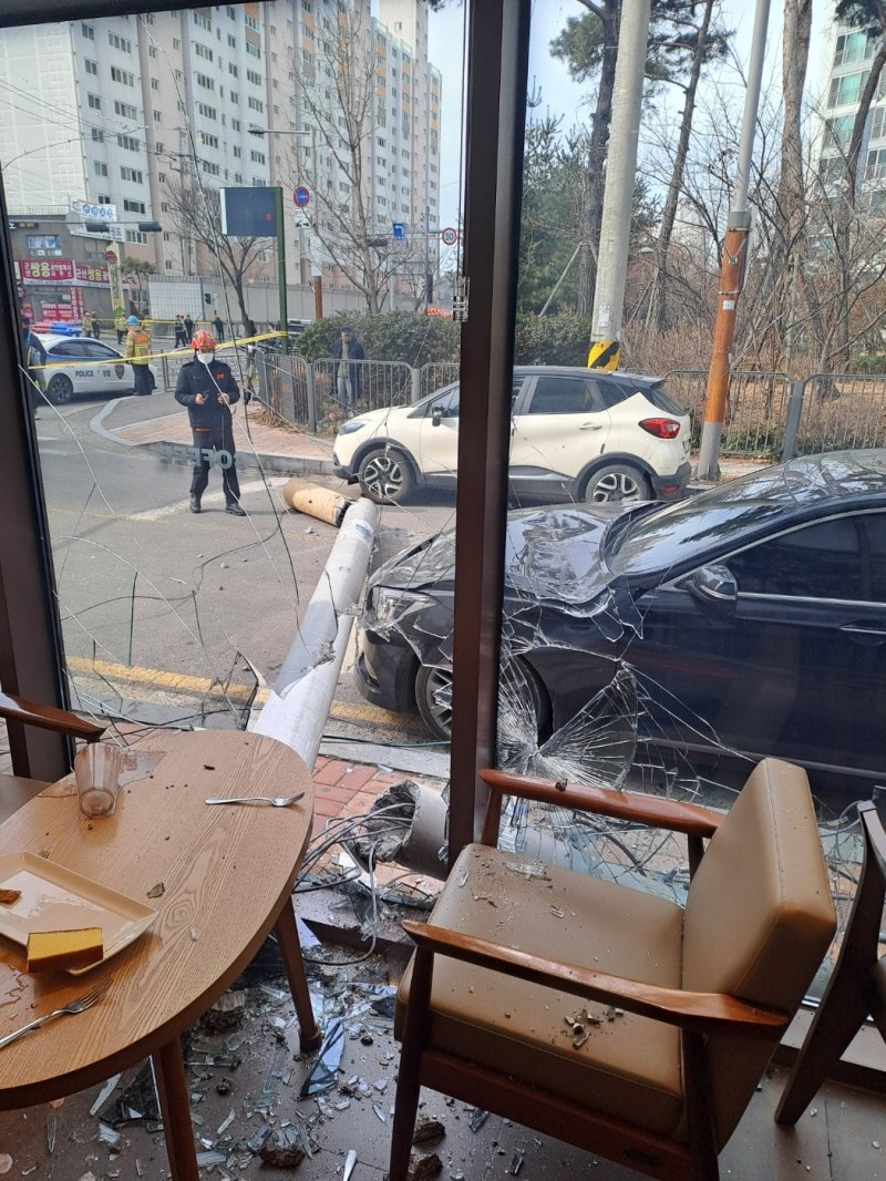 25일 전북 군산시 지곡동 한 카페에 넘어진 전신주가 덮친 모습. 전북소방 제공
