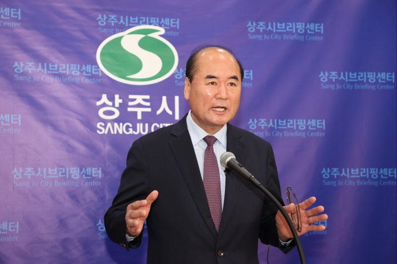 [상주=뉴시스] 강영석 시장이 기자회견을 하고 있다 (사진=상주시 제공) 2025.02.25 photo@newsis.com *재판매 및 DB 금지