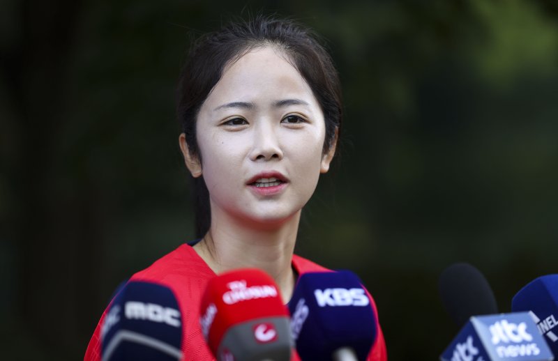 [파주=뉴시스] 정병혁 기자 = 2022 항저우 아시안게임 여자축구대표팀 이민아가 지난 2023년9월5일 경기 파주시 축구국가대표트레이닝센터(NFC)에서 취재진 질문에 답하고 있다. 2023.09.05. jhope@newsis.com