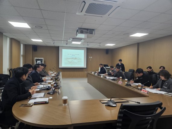 25일 충남 서천군청 대외협력실에서 열린 장항 국가습지복원사업 제1차 전문가 자문단 회의 모습.