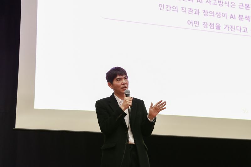 이세돌 유니스트 특임교수가 지난 24일 신입생 오리엔테이션에서 특강을 하고 있다. 이 교수는 이날 도전 정신과 창의성을 강조했다. 유니스트 제공