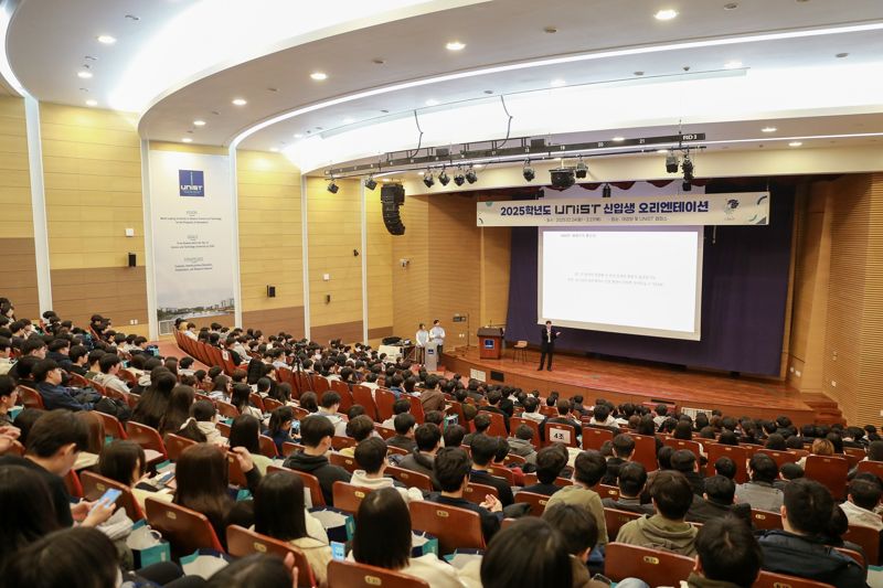 이세돌 유니스트 특임교수가 지난 24일 신입생 오리엔테이션에서 특강을 하고 있다. 유니스트 제공