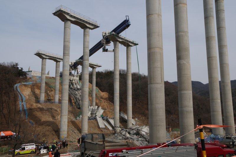 소방대원들이 25일 경기 안성시 서운면 산평리 서울세종고속도로 공사장 교량 붕괴 사고현장에서 구조작업을 펼치고 있다. 2025.2.25/뉴스1 ⓒ News1 김영운 기자