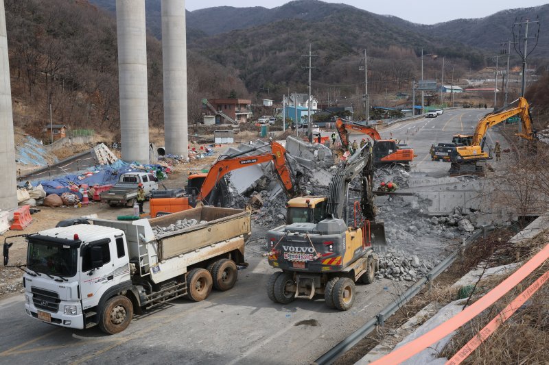 소방대원들이 25일 경기 안성시 서운면 산평리 서울세종고속도로 공사장 교량 붕괴 사고현장에서 구조작업을 펼치고 있다. 2025.2.25/뉴스1 ⓒ News1 김영운 기자