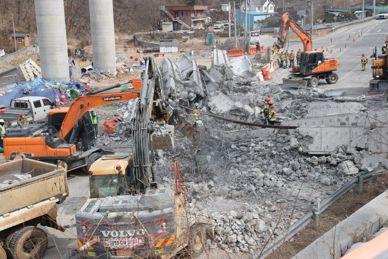 소방대원들이 25일 경기 안성시 서운면 산평리 서울세종고속도로 공사장 교량 붕괴 사고현장에서 구조작업을 펼치고 있다. 2025.2.25/뉴스1 ⓒ News1 김영운 기자