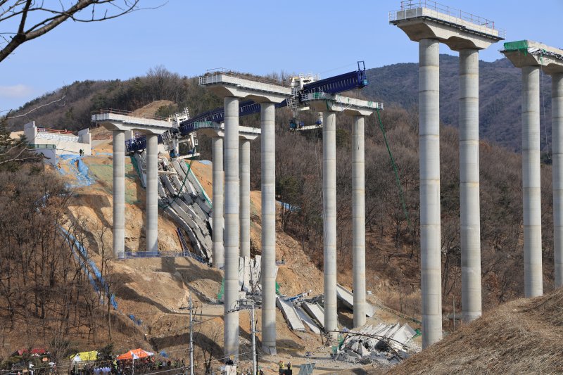 [천안=뉴시스] 박우경 기자 = 25일 오전 경기도 안성시 서운면 산평리의 한 고속도로 공사 현장에서 교각이 붕괴돼 작업자들이 매몰됐다. 2025.02.25. spacedust1@newsis.com
