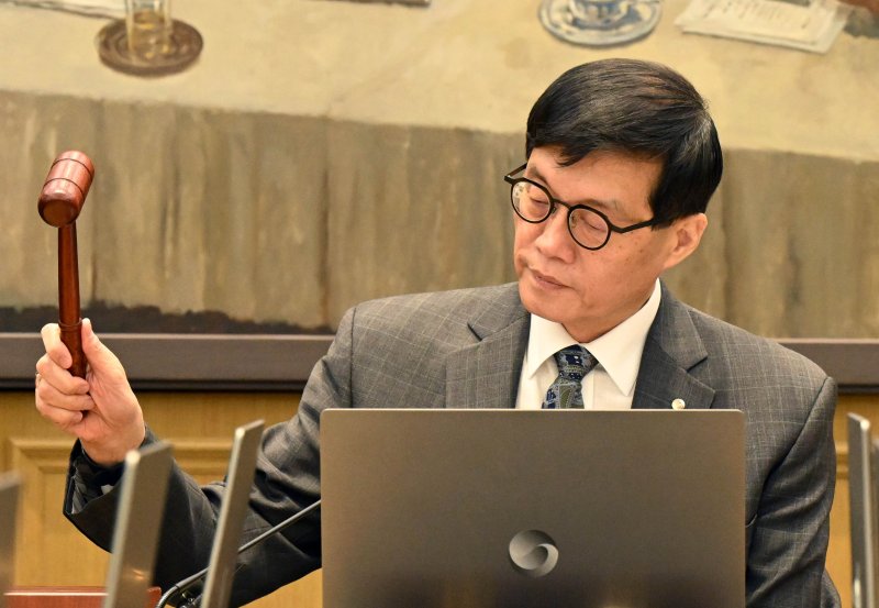 이창용 한국은행 총재가 25일 서울 중구 한국은행 본관에서 열린 금융통화위원회 본회의에 개회를 선언하는 의사봉을 치고 있다. 2025.2.25/뉴스1 ⓒ News1 사진공동취재단