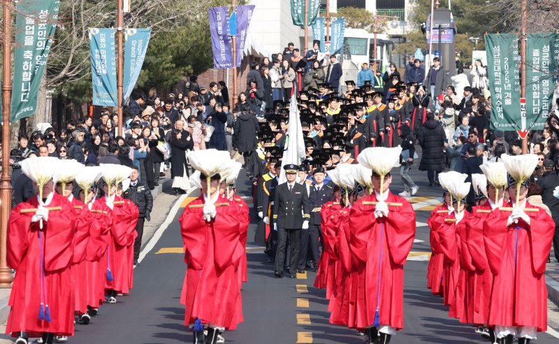 25일 서울 종로구 성균관대학교에서 열린 2025년 겨울 학위수여식에서 총장, 교무위원, 졸업생들이 고유례에 참석하고 있다. 고유례는 학교의 입학·졸업·건물신축 등 큰 행사가 있을 때 공자의 사당을 찾아 이를 고하는 고유의식이다. 2025.2.25/뉴스1 ⓒ News1 김명섭 기자