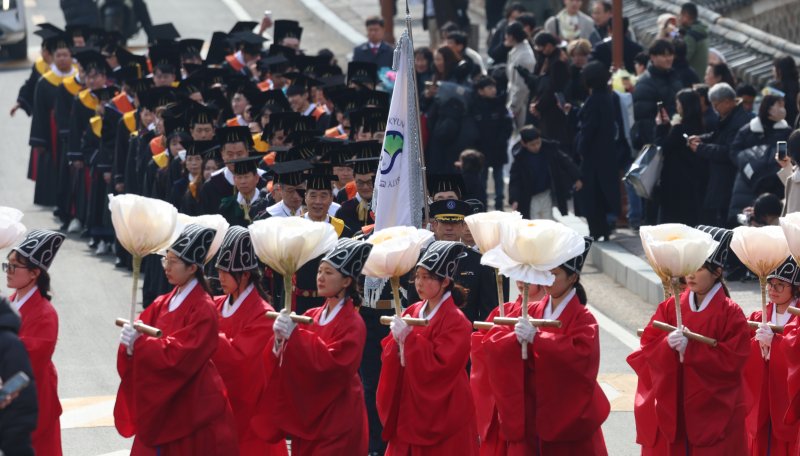 25일 서울 종로구 성균관대학교에서 열린 2025년 겨울 학위수여식에서 총장, 교무위원, 졸업생들이 고유례를 마치고 행진하고 있다. 고유례는 학교의 입학·졸업·건물신축 등 큰 행사가 있을 때 공자의 사당을 찾아 이를 고하는 고유의식이다. 2025.2.25/뉴스1 ⓒ News1 김명섭 기자