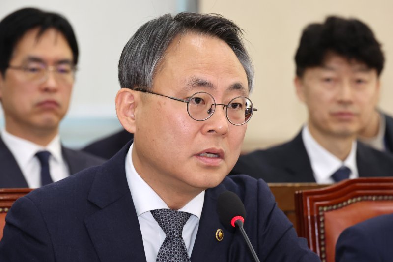 [서울=뉴시스] 조성우 기자 = 고기동 행정안전부 장관 직무대행이 25일 오전 서울 여의도 국회에서 열린 행정안전위원회 전체회의에서 의원 질의에 답변하고 있다. 2025.02.25. xconfind@newsis.com