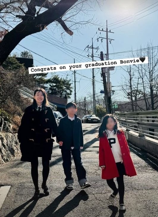 [서울=뉴시스] 사진작가 하시시박(왼쪽)과 자녀의 모습. (사진=하시시박 인스타그램 캡처) 2025.02.25. photo@newsis.com *재판매 및 DB 금지