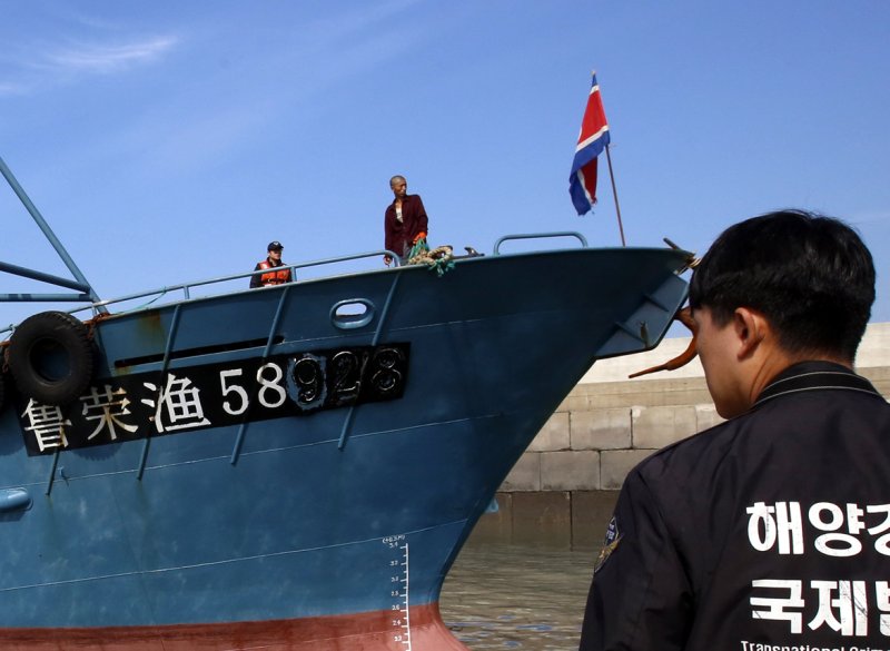 【서울=뉴시스】18일 인천시 중구 인천해양경비안전서 전용부두에 인공기를 단 불법조업 중국어선이 정박해있다. 이 중국어선은 지난 17일 인천시 옹진군 백령도 인근 해상에사 NLL을 침범해 불법조업을 해 해경에 나포됐다. 2016.10.18. (사진=인천해경 제공) photo@newsis.com
