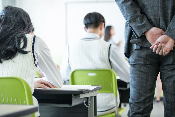 수능 수험생 연락처 알아내 "마음에 든다" 구애한 감독관..무죄 판결 왜?