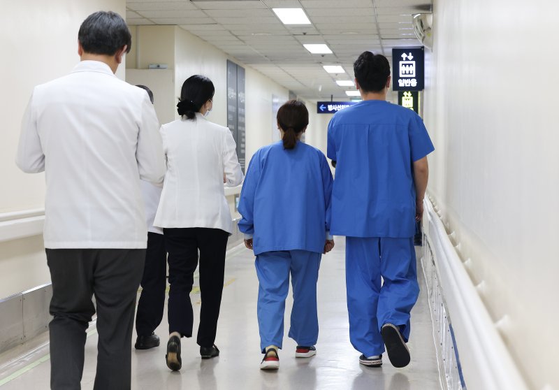 서울의 한 대학병원에서 의료진이 이동하고 있다. 연합뉴스