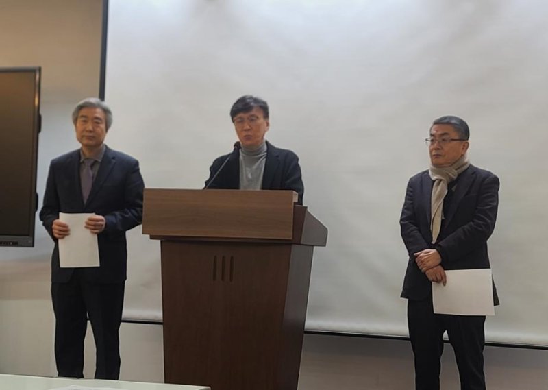 기자회견 하는 충북경실련 전직 임원들 (출처=연합뉴스)