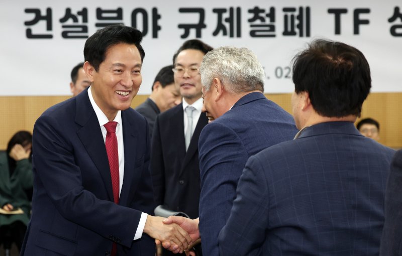 오세훈 서울시장이 25일 서울시 중구 시청에서 열린 건설산업 규제철폐 TF 성과발표회에서 참석자들과 인사를 하고 있다. 뉴스1