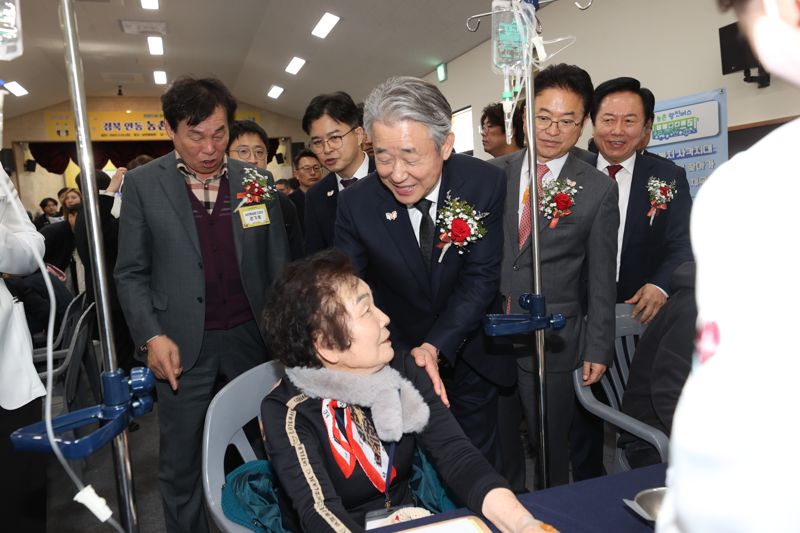 강호동 농협중앙회장(오른쪽 세번째)이 25일 경북 안동시 일직중학교에서 농업인을 대상으로 진행한 ‘농촌 왕진버스’의 의료 서비스를 받고 있는 농업인과 인사나누고 있다. 농협중앙회 제공