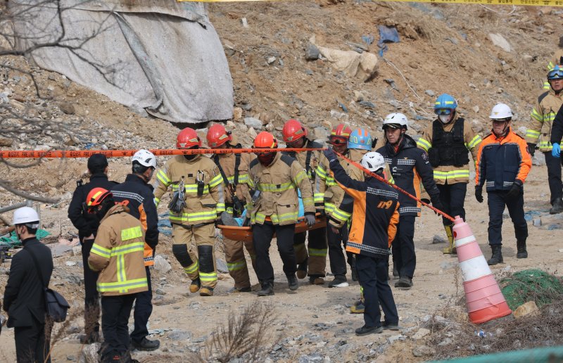 안성고속도로 붕괴사고 사망자 4명으로 늘어...구조작업 종료(종합3)