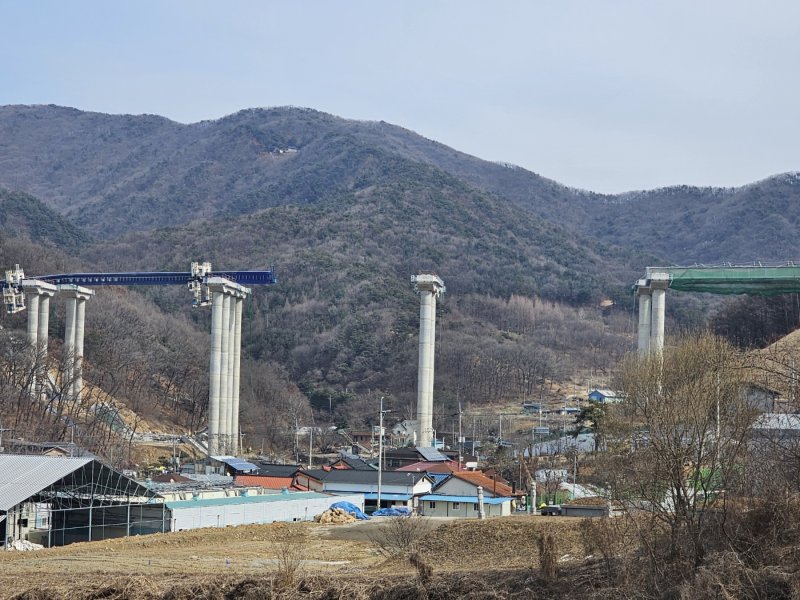 [천안=뉴시스] 김덕진 기자=25일 경기도 안성시 서운면 산평리 6의9 경기 안성고속도로 다리 설치 공사 중 붕괴사고로 교각 가운데 2구간 상부 구조물이 사라졌다. 2025.02.25. spark@newsis.com