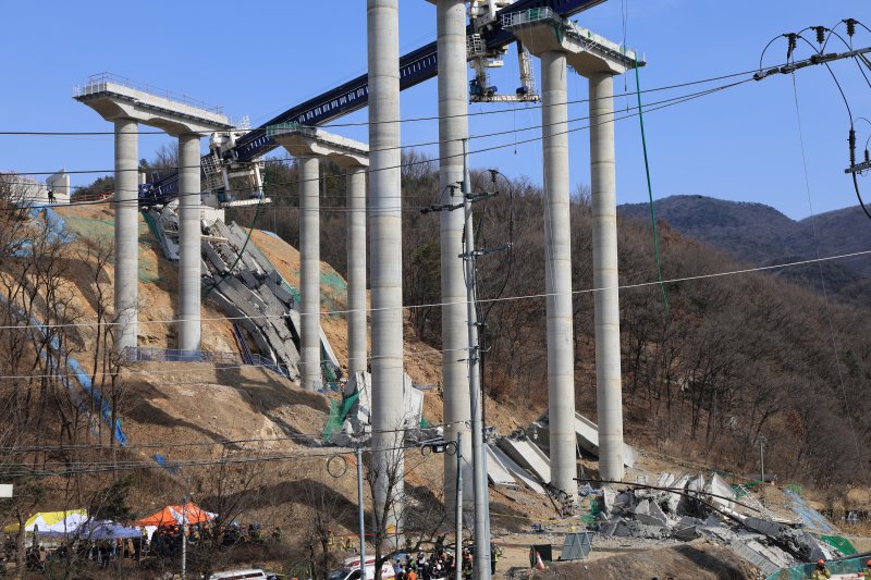 [천안=뉴시스] 박우경 기자 = 25일 오전 경기도 안성시 서운면 산평리의 한 고속도로 공사 현장에서 교각이 붕괴돼 작업자들이 매몰됐다. 2025.02.25. spacedust1@newsis.com