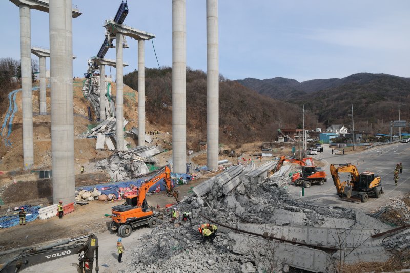소방대원들이 25일 경기 안성시 서운면 산평리 서울세종고속도로 공사장 교량 붕괴 사고현장에서 구조작업을 펼치고 있다. 2025.2.25/뉴스1 ⓒ News1 김영운 기자