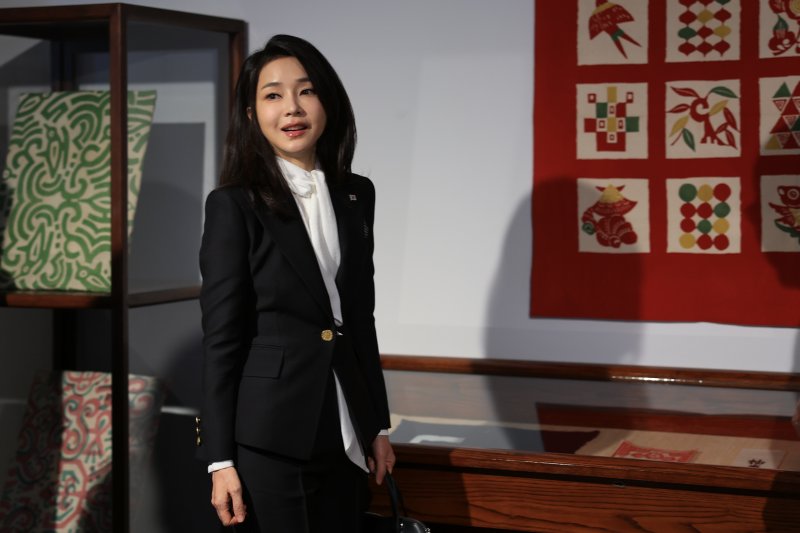 김건희 여사가 일본 도쿄 민예관을 둘러보고 있다. (대통령실 제공) /뉴스1 ⓒ News1 안은나 기자