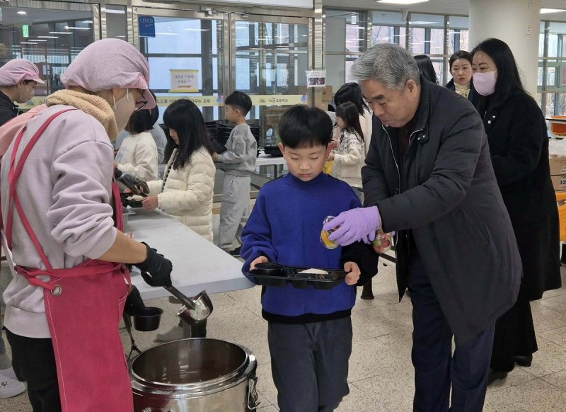 해밀초 늘봄현장 찾은 천범산 세종시 부교육감 (출처=연합뉴스)