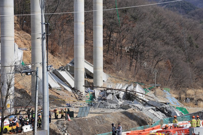 [천안=뉴시스] 박우경 기자 = 25일 오전 경기도 안성시 서운면 산평리의 한 고속도로 공사 현장에서 교각이 붕괴돼 작업자들이 매몰됐다. 2025.02.25. spacedust1@newsis.com