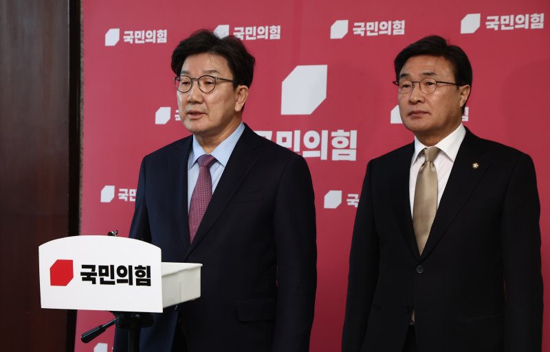 권성동 국민의힘 원내대표가 24일 오후 서울 여의도 국회에서 브리핑을 하고 있다. 오른쪽은 김대식 원내수석대변인. 2025.2.24/뉴스1 ⓒ News1 김민지 기자