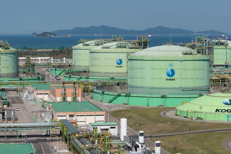 [인천=뉴시스]가스공사가 인천 송도에서 운영하는 액화천연가스(LNG) 생산기지 전경. 2024.06.29 photo@newsis.com